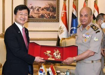 وزير الدفاع يلتقي مدير إدارة المشتريات الدفاعية لكوريا الجنوبية