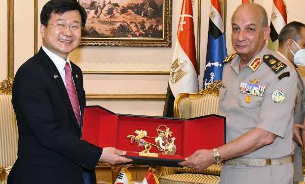 وزير الدفاع يلتقي مدير إدارة المشتريات الدفاعية لكوريا الجنوبية