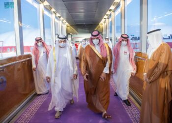 احتفاء كبير بـ"محمد بن زايد" لدى استقباله في السعودية (صور) 2