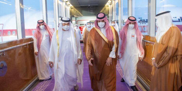 احتفاء كبير بـ"محمد بن زايد" لدى استقباله في السعودية (صور) 1