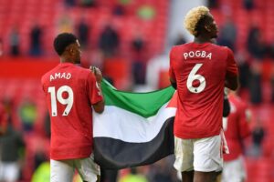 لاعبي مانشستر يونايتد يرفعون علم فلسطين