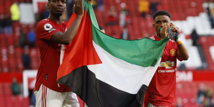 بوجبا يحمل علم فلسطين