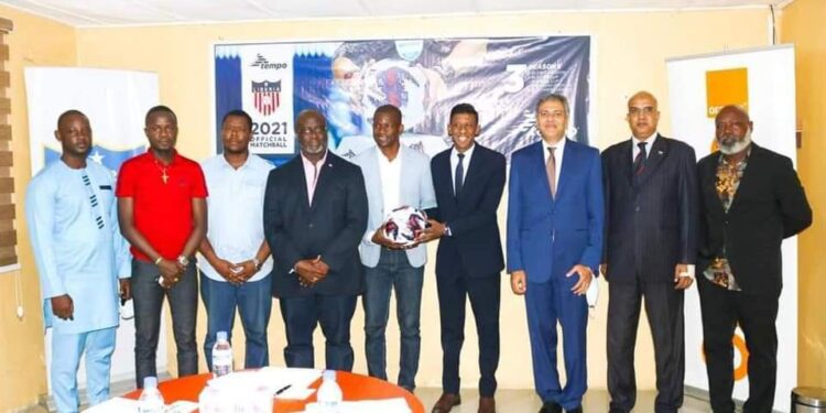 السفير المصري في مونروفيا يشارك في حفل توقيع عقد الشراكة بين شركة مصرية والاتحاد الليبيري لكرة القدم 1