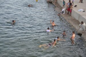 صور.. أهالى الأقصر يهربون من الحر بالسباحة فى النيل في نهار رمضان 14