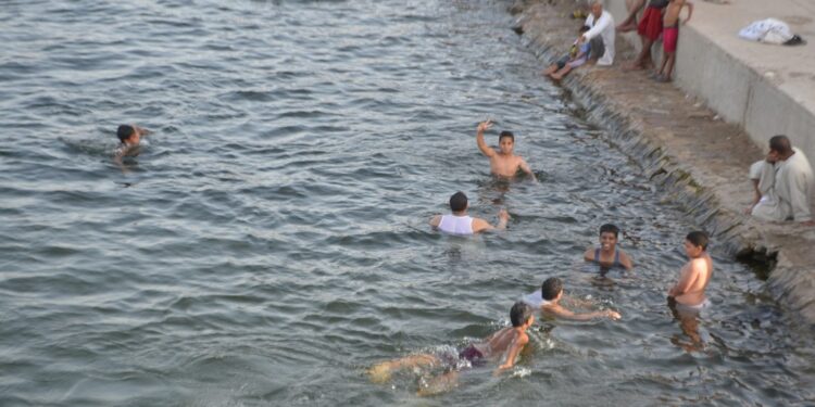 صور.. أهالى الأقصر يهربون من الحر بالسباحة فى النيل في نهار رمضان 1