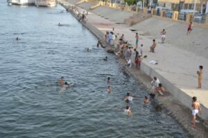 صور.. أهالى الأقصر يهربون من الحر بالسباحة فى النيل في نهار رمضان 12
