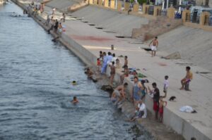 صور.. أهالى الأقصر يهربون من الحر بالسباحة فى النيل في نهار رمضان 13
