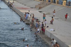 صور.. أهالى الأقصر يهربون من الحر بالسباحة فى النيل في نهار رمضان 10