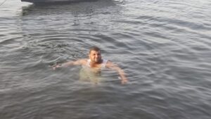 صور.. أهالى الأقصر يهربون من الحر بالسباحة فى النيل في نهار رمضان 8