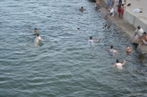 صور.. أهالى الأقصر يهربون من الحر بالسباحة فى النيل في نهار رمضان 7