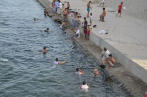 صور.. أهالى الأقصر يهربون من الحر بالسباحة فى النيل في نهار رمضان 9