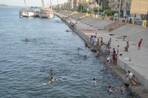 صور.. أهالى الأقصر يهربون من الحر بالسباحة فى النيل في نهار رمضان 5