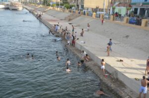 صور.. أهالى الأقصر يهربون من الحر بالسباحة فى النيل في نهار رمضان 4