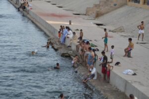 صور.. أهالى الأقصر يهربون من الحر بالسباحة فى النيل في نهار رمضان 2