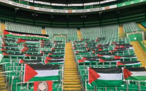 أعلام فلسطين تزين مدرجات الدوري الاسكتلندي 3