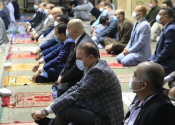 وسط إجراءات احترازية.. محافظ الجيزة يؤدى صلاة عيد الفطر بمسجد المغفرة بالعجوزة 1