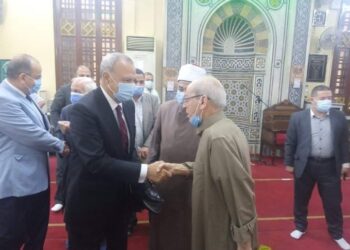 محافظ القليوبية يؤدي صلاة العيد بمسجد ناصر ببنها  2