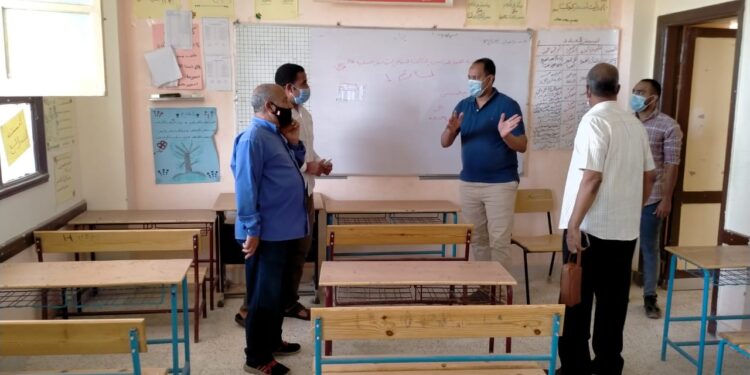 رئيس مدينة الطود بالأقصر يتفقد المدارس لاستقبال امتحانات الشهادة الإعدادية 1