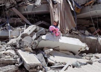 شاهد طفلة تحتفل بالعيد في غزة وسط الدمار 1