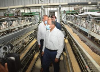 وزير التنمية المحلية يختتم زيارته للقليوبية بتفقد مشروع إنتاج الـ 30 مليون بيضة بالخانكة 1