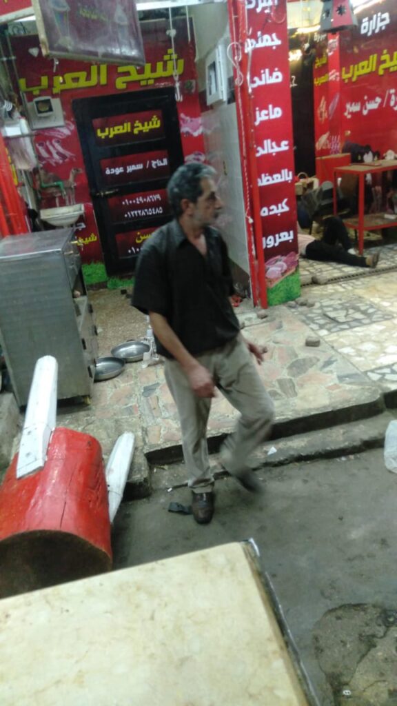 فيديو صادم.. بلطجية يحطمون محل جزارة ويصيبون أحد العمال إثر خلاف في دمنهور 5