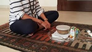 خبير تغذية: الجلوس على الأرض أصح من الجلوس على السفرة أثناء تناول الطعام 3