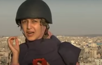 مراسلة تترك الكاميرا وتهرب عقب سقوط قذائف بجوارها في غزة (فيديو) 1