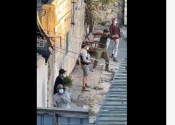 مستوطنون يطلقون الرصاص الحي على الفلسطينيين في حي الشيخ جراح (فيديو) 1