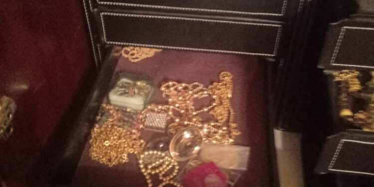 «سرقة مجوهرات باستغلال ابنها » .. سرقة سيدة لحقيبة مجوهرات بالحوامدية