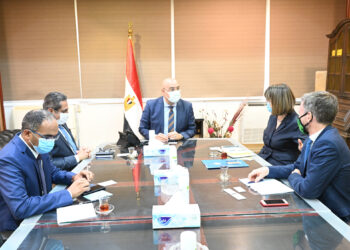 وزير الإسكان يلتقي المنسقة للأمم المتحدة لعرض التجربة العمرانية المصرية 1
