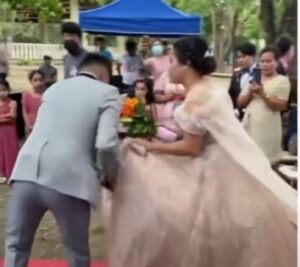 مُخبئ تحت الفستان!.. فتاة في موقف مُحرج بـ حفل زفافها.. (فيديو) 1