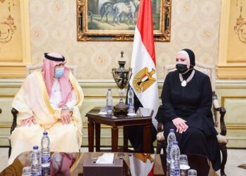 وزيرة التجارة والصناعة تستقبل نظيرها السعودي بمطار القاهرة 9