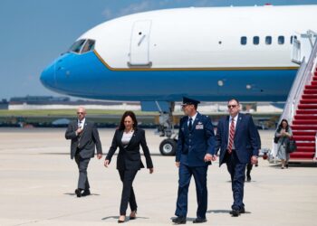 عطل بطائرة نائبة الرئيس الأمريكي يجبرها على العودة من زيارة خارجية 1
