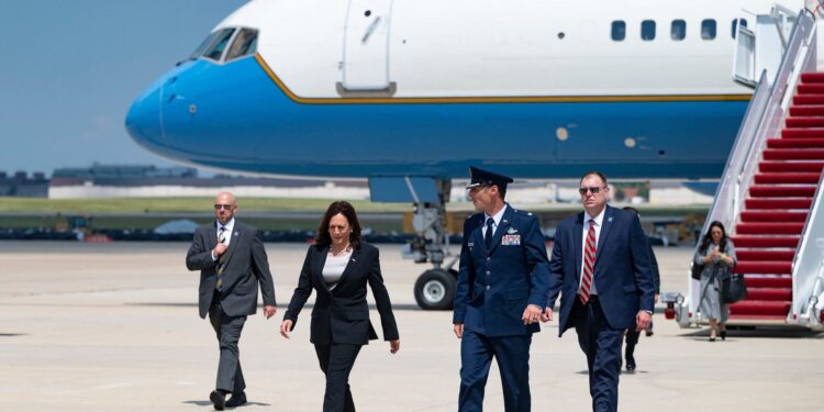 عطل بطائرة نائبة الرئيس الأمريكي يجبرها على العودة من زيارة خارجية 1