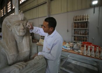 دبلوماسيون أجانب بالقاهرة يشيدون بمصنع المستنسخات الأثرية بالعبور 2
