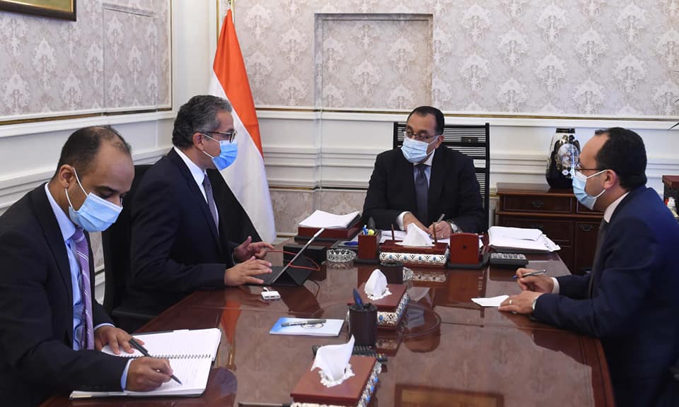 رئيس الوزراء يتابع مع خالد العناني موقف حركة السياحة الوافدة إلى مصر 1