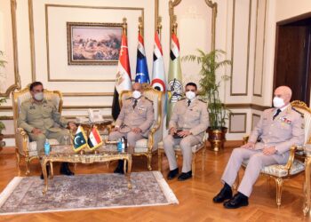 وزير الدفاع والإنتاج الحربى يلتقى رئيس هيئة الأركان المشتركة الباكستانية 1