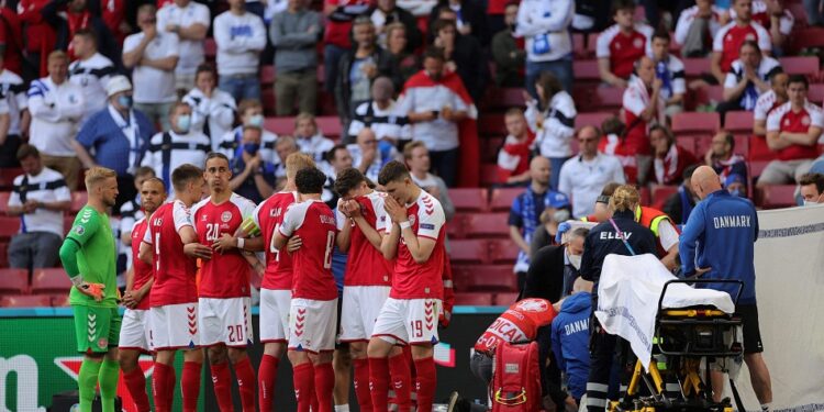 الأهلي والزمالك يتضامنان مع لاعب منتخب الدنمارك ايريكسين بعد إصابته المميته 1