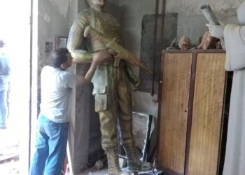 ترميم تمثال الشهيد أحمد منسي بعد نقله من ميدانه بمنيا القمح بالشرقية 2
