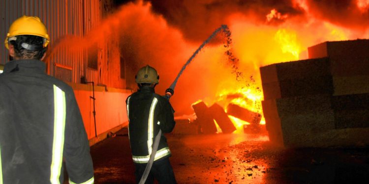 السيطرة على حريق داخل مصنع ولاعات في بنى سويف 1
