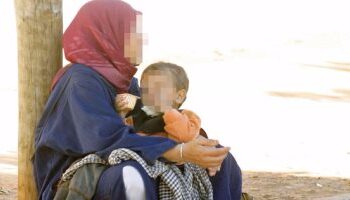 ضبط سيدة تحمل طفلة و تقوم باستجداء المارة بالقاهرة 1