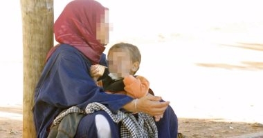 ضبط سيدة تحمل طفلة و تقوم باستجداء المارة بالقاهرة 1