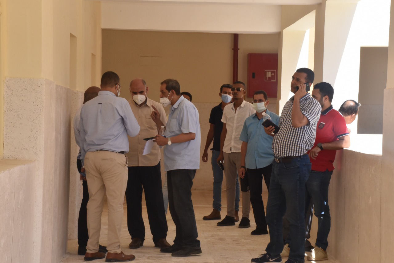 رئيس جامعة الأقصر يتابع أعمال تجهيز الكليات بمدينة طيبة 2