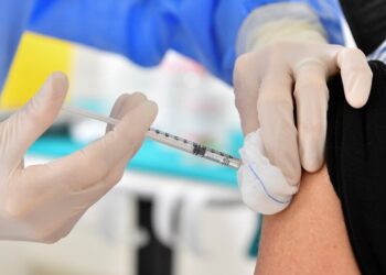دراسة: القلق من الآثار الجانبية للقاح ضد "كورونا" وراء التردد في التطعيم 1
