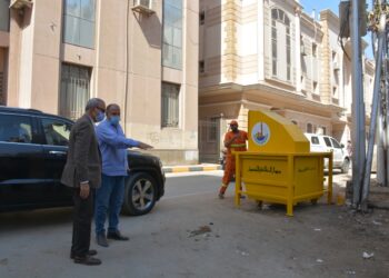 محافظ القليوبية يتابع تجربة وضع صناديق القمامة الصديقة للبيئة بشوارع مدينة بنها 2