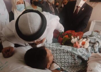 رئيس البرلمان العربي يزور المصابين بمعهد ناصر