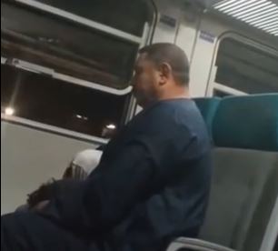 يمارس أفعال فاضحة مع طفل.. فحص فيديو جنسي داخل عربة القطار 1