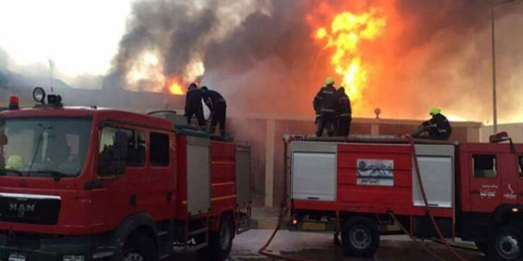 الدفع بـ 10 سيارات إطفاء للسيطرة على حريق محطة فرز وتعبئة الحاصلات بالبحيرة (فيديو) 1