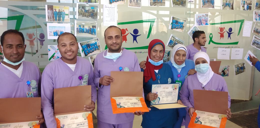 تكريم 40 ممرضا وممرضة من العاملين بمستشفى الأورام بالأقصر (صور) 5
