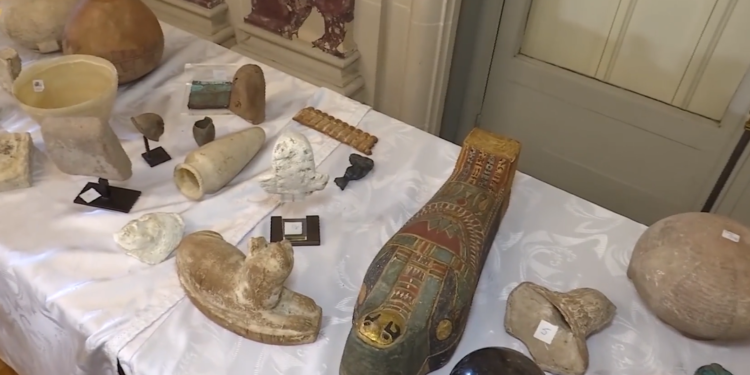 النائب العام يسترد 114 قطعة أثرية من باريس "فيديو" 1